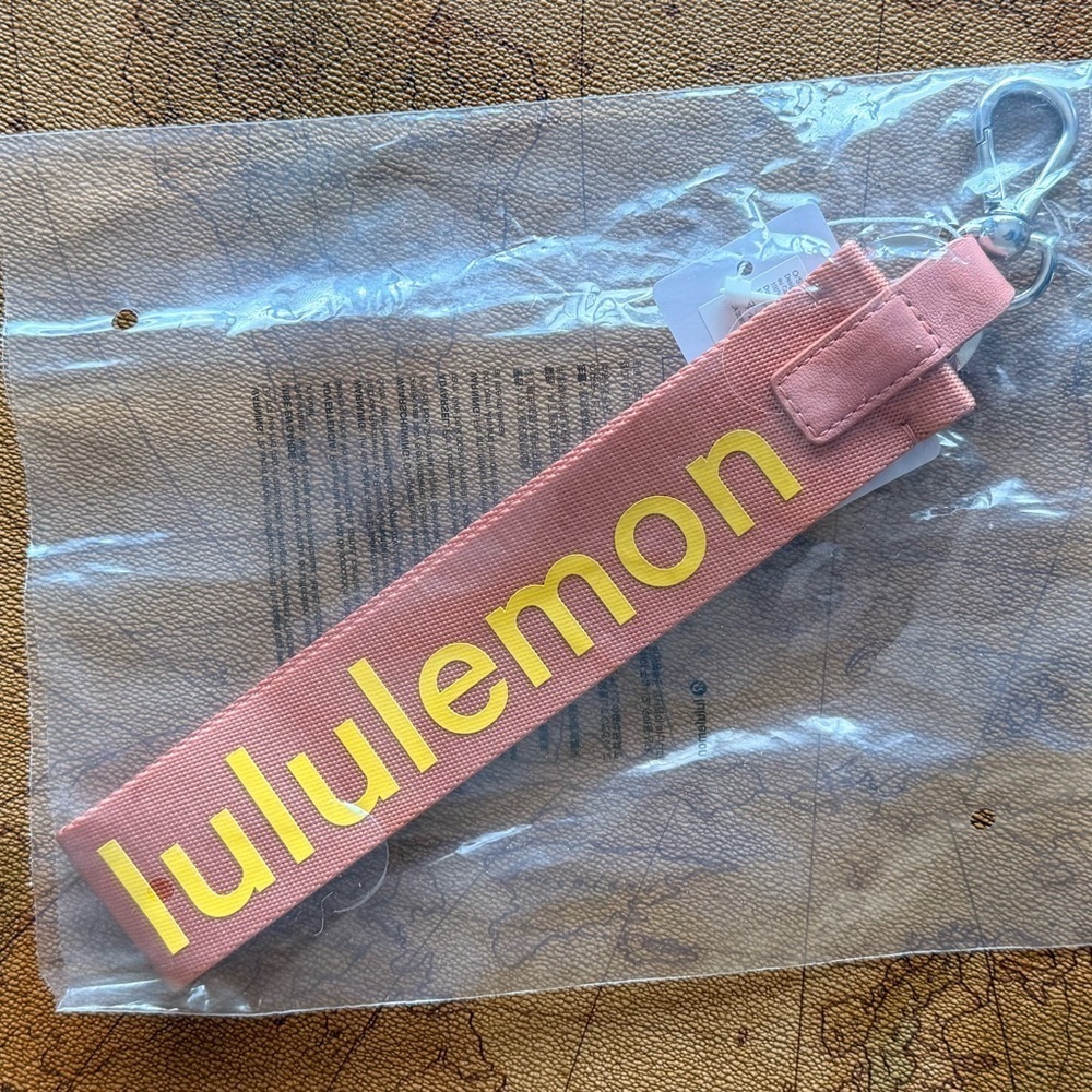 Lululemon NWT Never Lost keychain - Picture 2 of 5